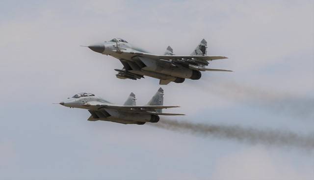 Un MiG-29SMP y un MiG-29UBP en un pasaje a baja altura sobre la Base Aerea Coronel FAP Pedro Ruiz Gallo (Chiclayo). Un MiG-29SMP y un MiG-29UBP en un pasaje a baja altura sobre la Base Aerea Coronel FAP Pedro Ruiz Gallo (Chiclayo).