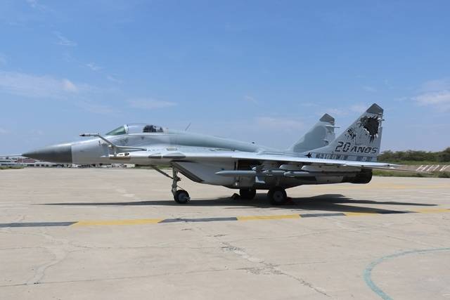 Un MiG-29SMP y un MiG-29UBP en un pasaje a baja altura sobre la Base Aerea Coronel FAP Pedro Ruiz Gallo (Chiclayo).