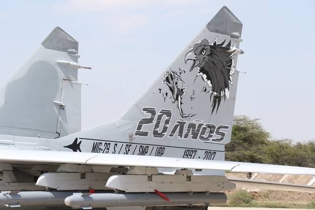 MiG-29SMP iniciando un ascenso vertical a alta velocidad. MiG-29SMP iniciando un ascenso vertical a alta velocidad.