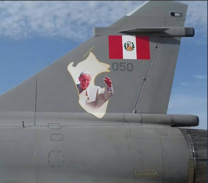 Detalle del Logotipo Oficial de la visita del Papa Francisco en un Mirage 2000P.