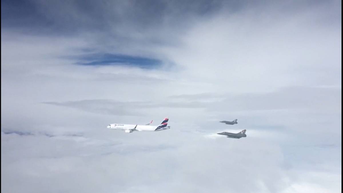 Mirage 2000P del Grupo Aereo N� 4 (Arequipa) escoltando tras su ingreso al espacio a�reo nacional al Airbus A321-211 de LATAM que transporto al Papa Francisco.