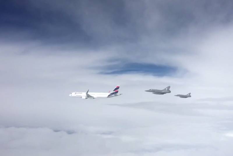 Mirage 2000P del Grupo Aereo N� 4 (Arequipa) escoltando tras su ingreso al espacio a�reo nacional al Airbus A321-211 de LATAM que transporto al Papa Francisco.