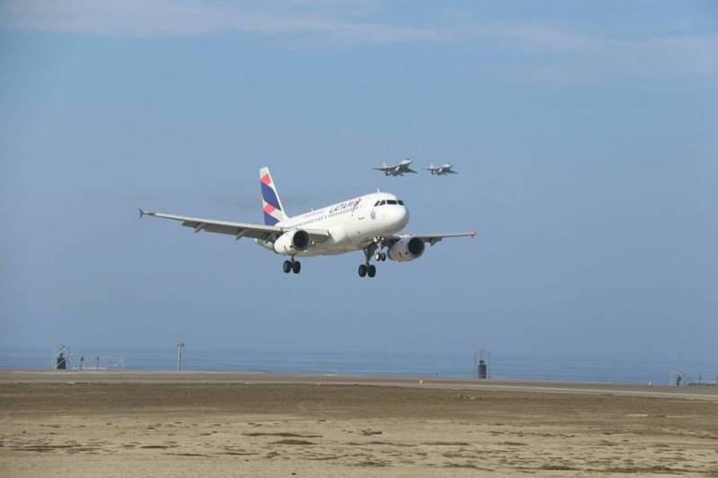 Airbus A321-211 de LATAM aterrizando en el Aeropuerto Internacional �Capitan FAP Carlos Martinez de Pinillos� (Trujillo) escoltado por dos Mirage 2000P.