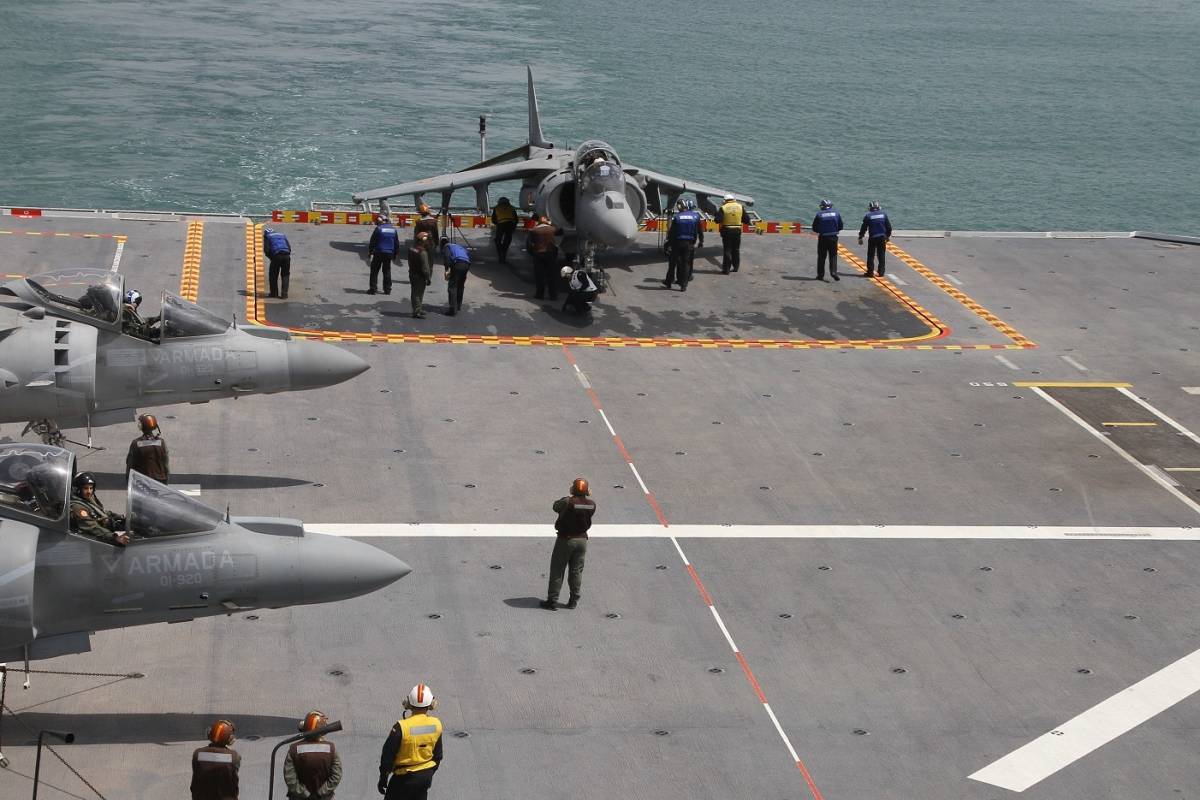 Los AV-8B Plus Harrier II de la Armada se preparan para despegar.(Fotografa: Julio Maz Sanz)