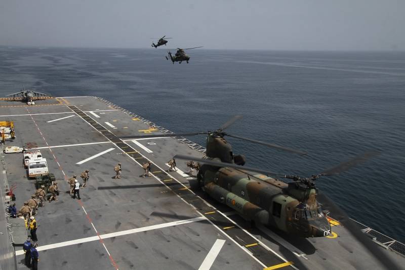 Fuerzas de Infantera de Marina embarcando en un Boeing CH-47D de las FAMET, la escena se desarrolla en la cubierta de vuelo del Juan Carlos I.(Fotografa: Julio Maz Sanz)