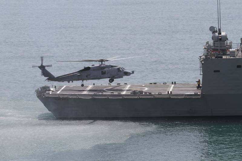 Un helicptero SH-60B aterrizando en la cubierta de vuelo de la fragata Reina Sofa (F-84).(Fotografa: Julio Maz Sanz)