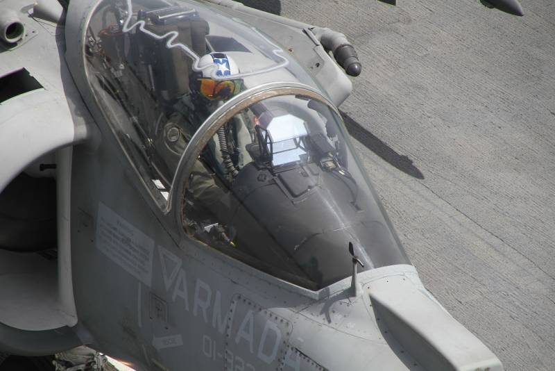 Primer plano de la cabina de un Harrier II, con su piloto listo para despegar.(Fotografa: Julio Maz Sanz)