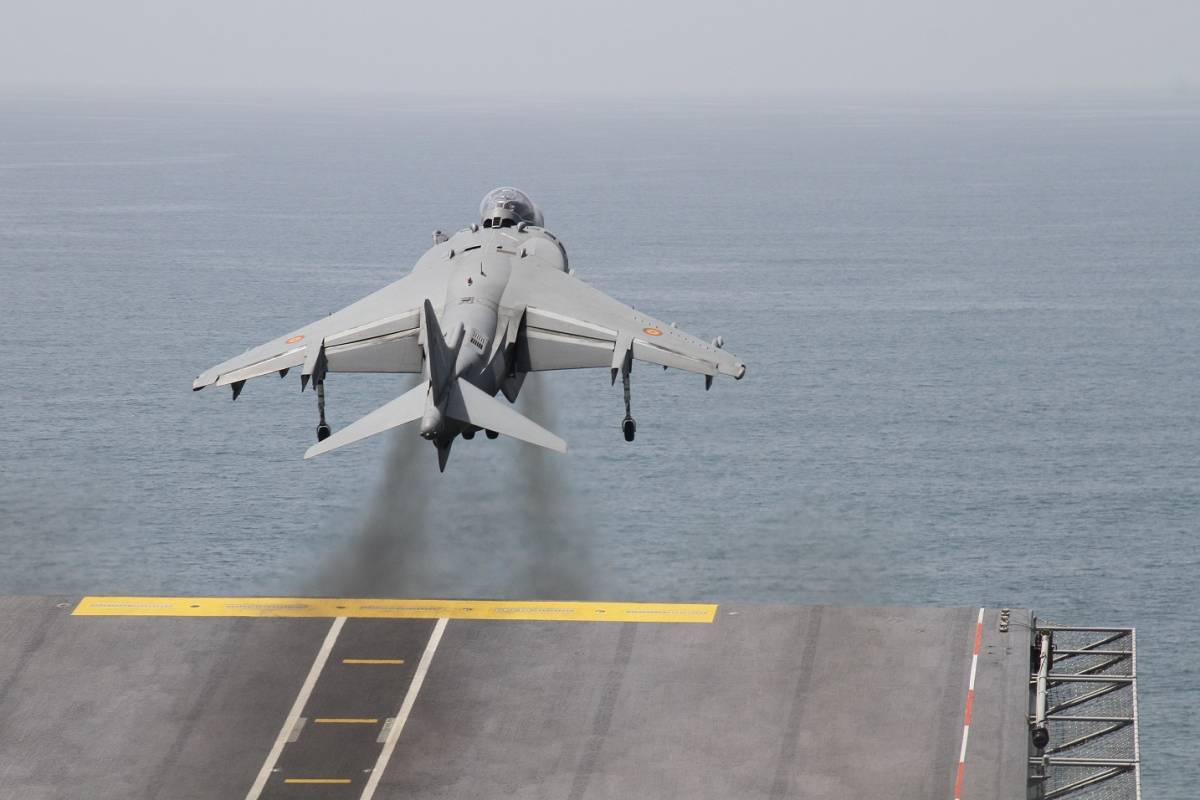 El siempre espectacular momento en que los Harrier II despegan del Juan Carlos I usando la rampa sky-jump.(Fotografa: Julio Maz Sanz)