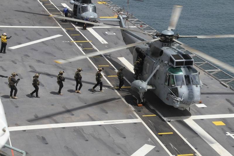 Los miembros de la FGNE (Fuerza de la Guerra Naval Especial) embarcan en un SH-3D Sea King, tambin de la Armada.(Fotografa: Julio Maz Sanz)