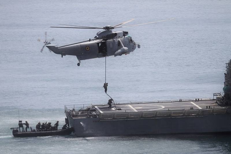 Momento del rescate del pesquero Giavi, representado por el patrullero Vigia, por parte de la FGNE.(Fotografa: Julio Maz Sanz)