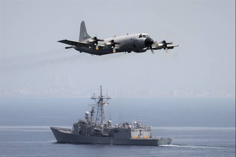 Un P-3M del Ejrcito del Aire dando una pasada, al fondo la fragata Reina Sofa.(Fotografa: Julio Maz Sanz)
