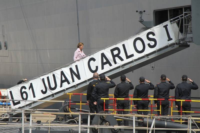 La ministra de Defensa Mara Dolores de Cospedal subiendo al Juan Carlos I.(Fotografa: Julio Maz Sanz)