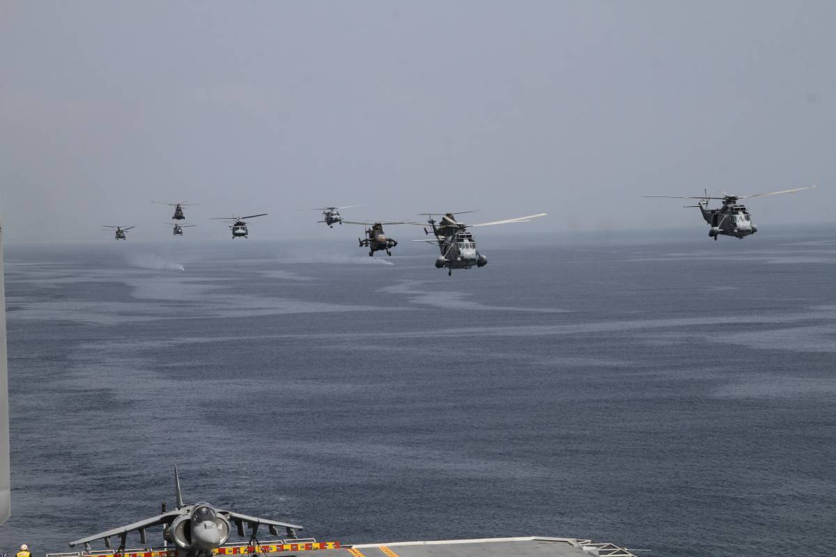 Pasada de los helicpteros participantes de la Armada y las FAMET por la vertical del Juan Carlos I.(Fotografa: Julio Maz Sanz)