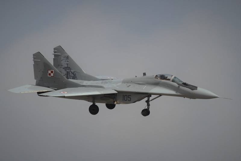 1- Un cazabombardero MiG-29, construido en la extinta URSS, voló para deleite del público. 1- Un cazabombardero MiG-29, construido en la extinta URSS, voló para deleite del público.