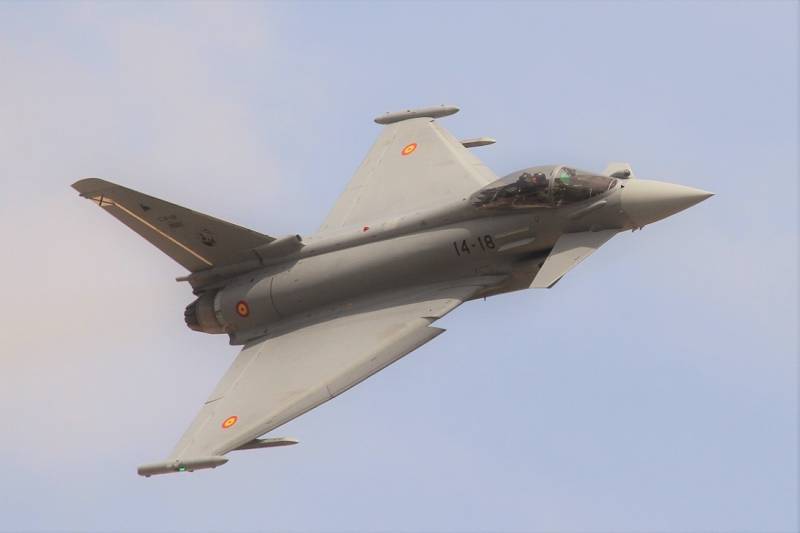 2- Uno de los Eurofighter del Ala 14 realizó una espectacular demostración de las capacidades acrobáticas del aparato. 2- Uno de los Eurofighter del Ala 14 realizó una espectacular demostración de las capacidades acrobáticas del aparato.