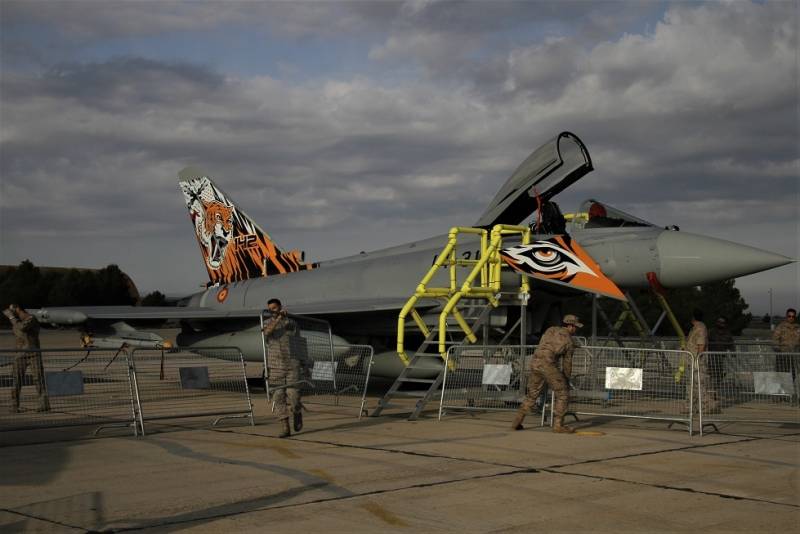 3- Otra de las estrellas de la jornada fue el Eurofighter “tigre dientes de sable”, que participará en el NATO Tiger Meet. 3- Otra de las estrellas de la jornada fue el Eurofighter “tigre dientes de sable”, que participará en el NATO Tiger Meet.