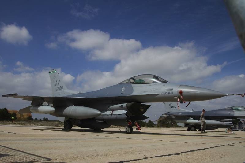 5- Desde Aviano (Italia) los Estados Unidos mandaron dos de sus cazabombarderos General Dynamics (Lockheed Martin) F-16CM. 5- Desde Aviano (Italia) los Estados Unidos mandaron dos de sus cazabombarderos General Dynamics (Lockheed Martin) F-16CM.