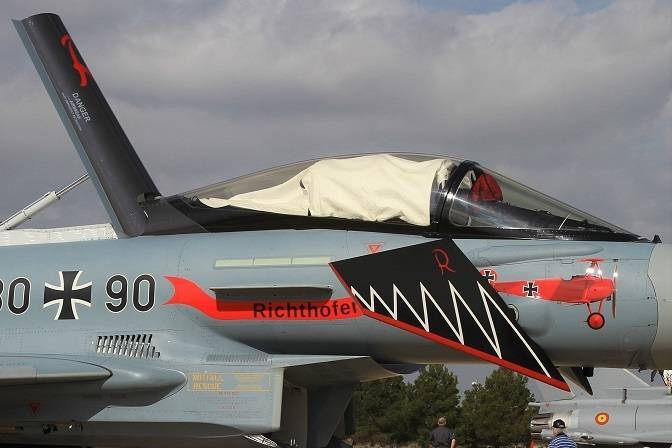 7- Detalle de la bonita decoración de este Eurofighter de la Luftwaffe alemana, que recuerda la figura del legendario Barón Rojo, en la parte delantera se ve el dibujo del Fokker Dr1, que pilotó durante la I Guerra Mundial. 7- Detalle de la bonita decoración de este Eurofighter de la Luftwaffe alemana, que recuerda la figura del legendario Barón Rojo, en la parte delantera se ve el dibujo del Fokker Dr1, que pilotó durante la I Guerra Mundial.