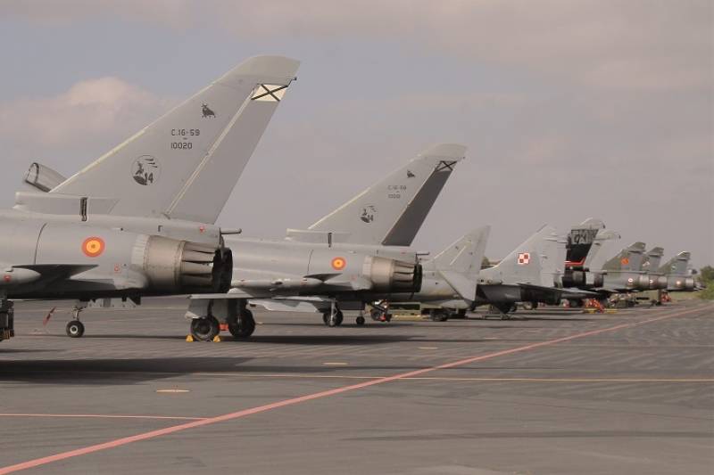 8- Línea de las colas de los aviones destinados a la exhibición aérea. 8- Línea de las colas de los aviones destinados a la exhibición aérea.