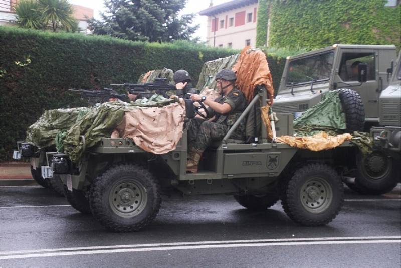 1. Las mulas mecánicas de la BRIPAC, diseñadas y fabricadas por Einsa, esperan bajo la lluvia 1. Las mulas mecánicas de la BRIPAC, diseñadas y fabricadas por Einsa, esperan bajo la lluvia