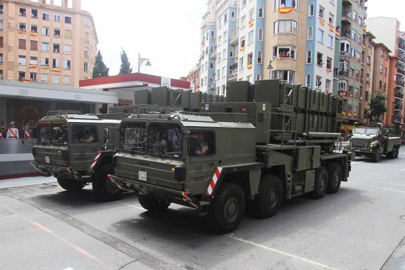 2. El coronel Ángel Esparza, jefe del Regimiento de Caballería “Lusitania” nº 8, fue el responsable del desfile de medios de ruedas y cadenas. 2. El coronel Ángel Esparza, jefe del Regimiento de Caballería “Lusitania” nº 8, fue el responsable del desfile de medios de ruedas y cadenas.