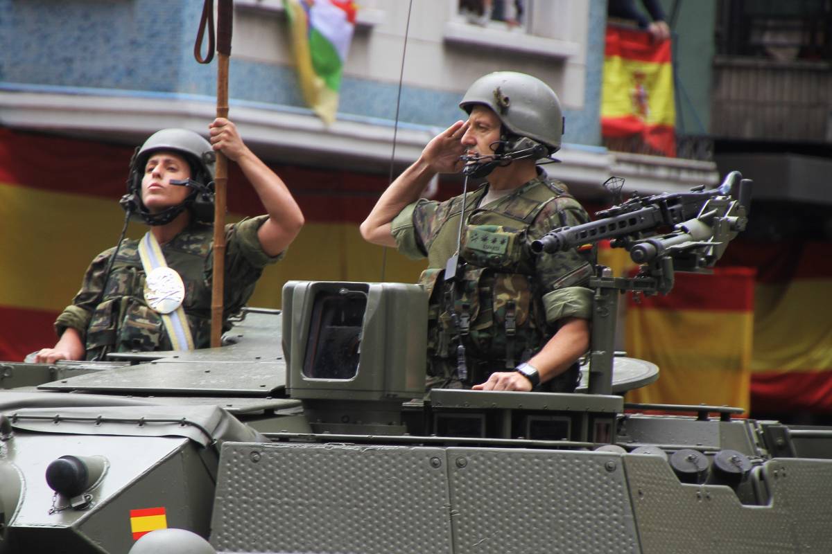 3. Dos voluminosos camiones que portan los misiles del sistema antiaéreo “Patriot”. 3. Dos voluminosos camiones que portan los misiles del sistema antiaéreo “Patriot”.