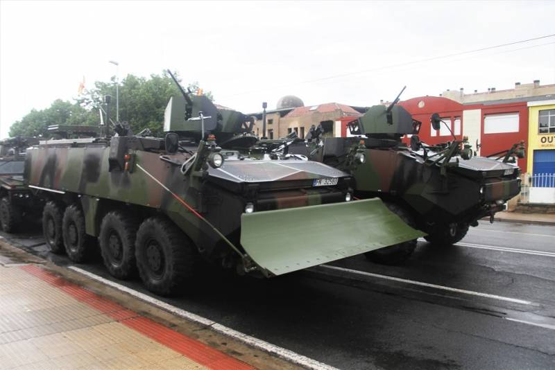 4. Dos de los “Piranha” III del Tercio de Armada, en su versión de zapadores. 4. Dos de los “Piranha” III del Tercio de Armada, en su versión de zapadores.