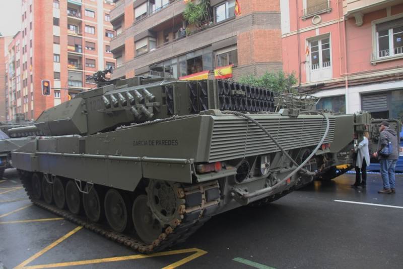 5. En las horas previas a la parada los ciudadanos y visitantes de Logroño pudieron ver, incluso subir a los medios participantes, como este “Leopardo 2E”. 5. En las horas previas a la parada los ciudadanos y visitantes de Logroño pudieron ver, incluso subir a los medios participantes, como este “Leopardo 2E”.