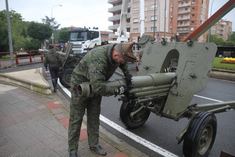 6. Uno de los obuses Oto Melara M-56 de 105/14 mm de la Guardia Real, con los que se dispararon las salvas de ordenanza. 6. Uno de los obuses Oto Melara M-56 de 105/14 mm de la Guardia Real, con los que se dispararon las salvas de ordenanza.