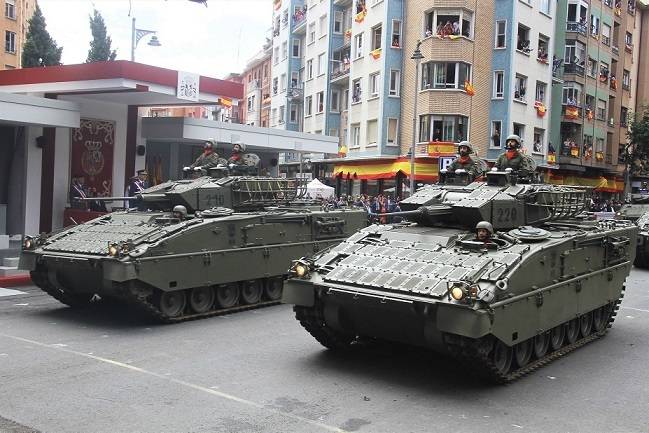 7. Dos VCI “Pizarro” de la denominada Fase 2 pasan delante de la tribuna Real. 7. Dos VCI “Pizarro” de la denominada Fase 2 pasan delante de la tribuna Real.