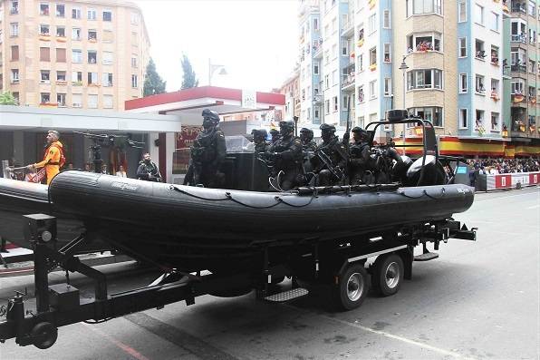 8. Una de las lanchas semirrígidas de la FGNE (Fuerza de Guerra Naval Especial) de la Armada desfiló remolcada por un camión. 8. Una de las lanchas semirrígidas de la FGNE (Fuerza de Guerra Naval Especial) de la Armada desfiló remolcada por un camión.