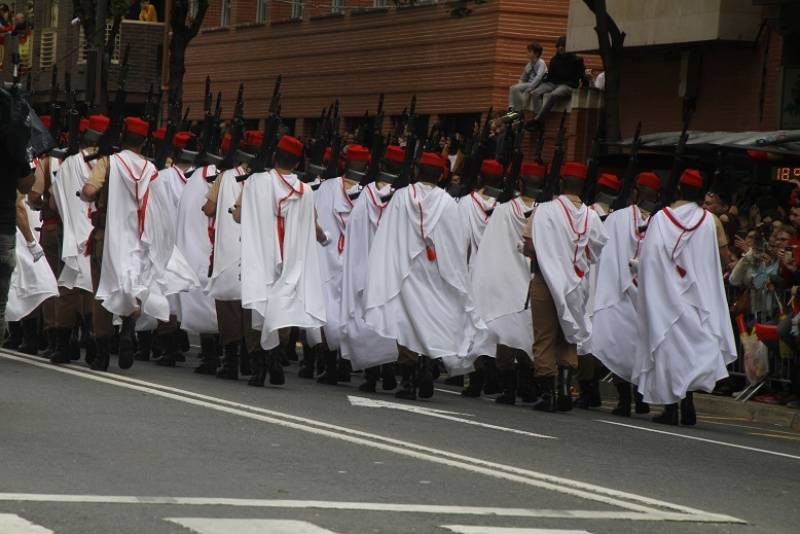 11. Los vistosos uniformes de parada de los profesionales del Tabor “Alhucemas” del Grupo de Regulares de Melilla nº 52 11. Los vistosos uniformes de parada de los profesionales del Tabor “Alhucemas” del Grupo de Regulares de Melilla nº 52