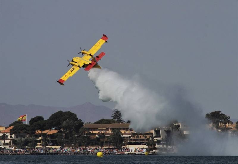 El Canadair (Vicking Air) CL-415 del Ejército del Aire realizó hasta tres descargas de agua de mar, para deleite del público. El Canadair (Vicking Air) CL-415 del Ejército del Aire realizó hasta tres descargas de agua de mar, para deleite del público.