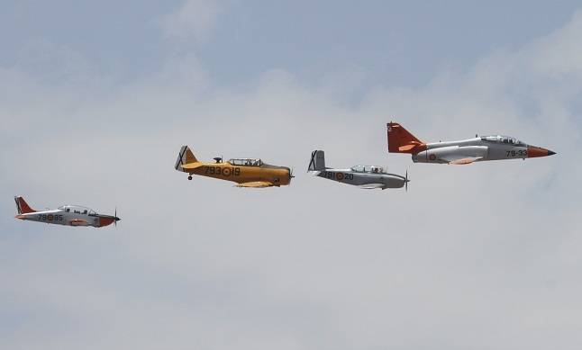 El presente de la AGA, el C-101 que encabeza y la T-35C “Tamiz” que cierra, en formación con el material utilizado anteriormente, el T-34A “Mentor” y el T-6 “Texan”, volando en formación. El presente de la AGA, el C-101 que encabeza y la T-35C “Tamiz” que cierra, en formación con el material utilizado anteriormente, el T-34A “Mentor” y el T-6 “Texan”, volando en formación.