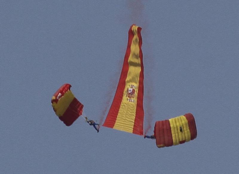 El festival aéreo lo abrió la PAPEA, que descendió portando una gigantesca bandera de España. El festival aéreo lo abrió la PAPEA, que descendió portando una gigantesca bandera de España.