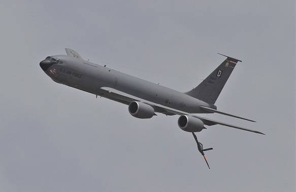 El Boeing KC-135 de la USAFE realizó una espectacular pasada con su lanza de repostaje bajada, como si fuera a repostar otra aeronave. El Boeing KC-135 de la USAFE realizó una espectacular pasada con su lanza de repostaje bajada, como si fuera a repostar otra aeronave.