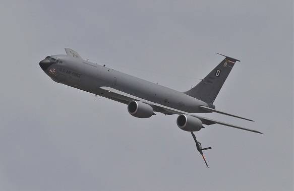 El Boeing KC-135 de la USAFE realizó una espectacular pasada con su lanza de repostaje bajada, como si fuera a repostar otra aeronave.