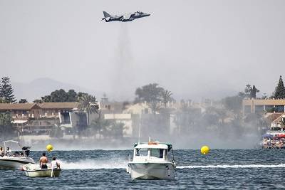El “Harrier” II de la Armada realizó una demostración que incluyo un vuelo estacionario. El “Harrier” II de la Armada realizó una demostración que incluyo un vuelo estacionario.