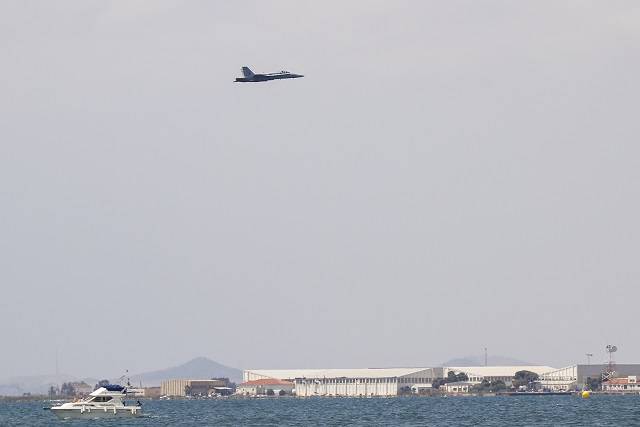Pasada del EF-18M del Ala 12 sobre el Mar Menor, al fondo las instalaciones de la AGA. Foto: Rubén Galindo. Pasada del EF-18M del Ala 12 sobre el Mar Menor, al fondo las instalaciones de la AGA. Foto: Rubén Galindo.