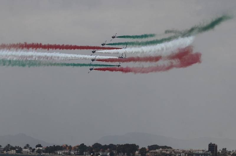 Los MB-339 de la patrulla “Frecce Tricolori” tiñó con los colores de Italia los cielos del Mar Menor. Los MB-339 de la patrulla “Frecce Tricolori” tiñó con los colores de Italia los cielos del Mar Menor.