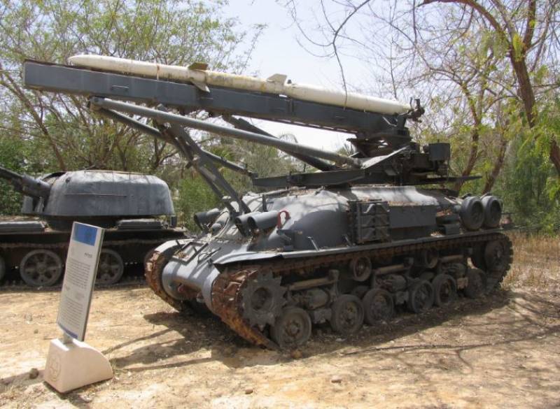 Un desarrollo autóctono, el “Chachlilit”, fue montado sobre la barcaza de un “Sherman” (con ellos se batieron hasta 20 baterías antiaéreas enemigas) y al fondo se ve una pieza con montaje doble de 57 mm. sobre la de un T-54. Un desarrollo autóctono, el “Chachlilit”, fue montado sobre la barcaza de un “Sherman” (con ellos se batieron hasta 20 baterías antiaéreas enemigas) y al fondo se ve una pieza con montaje doble de 57 mm. sobre la de un T-54.