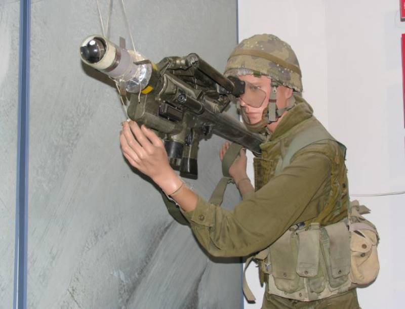 Misil portable "Red-Eye", el antecesor del “Stinger”, también utilizado por las Fuerzas Armadas hebreas. Misil portable "Red-Eye", el antecesor del “Stinger”, también utilizado por las Fuerzas Armadas hebreas.