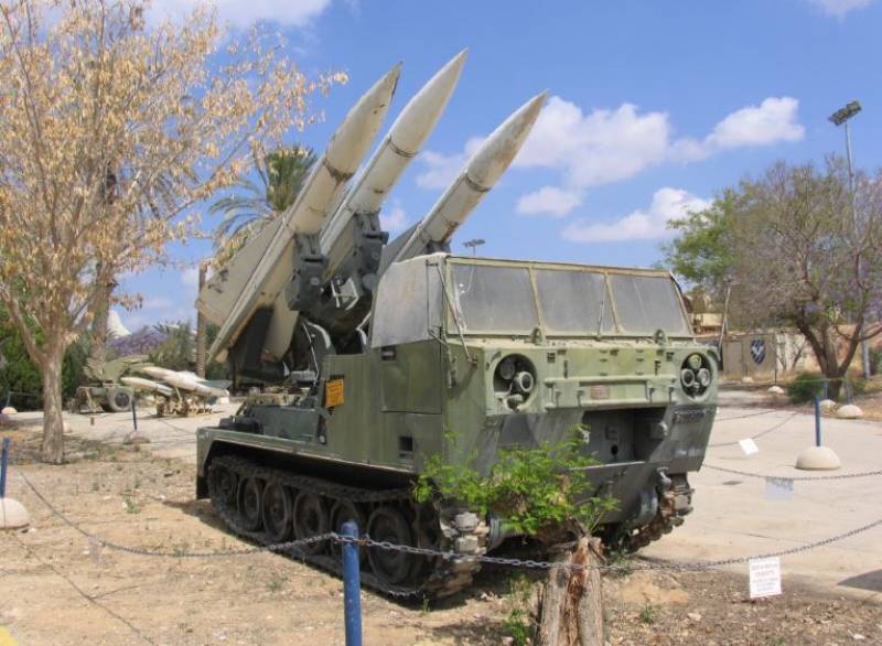 El final del embargo estadounidense a Israel en 1965 lo significó la venta el misil antiaéreo “Hawk”. Con ellos el Ejército hebreo contabilizó más de 40 derribos adversarios, incluso algunos MiG-25 de reconocimiento sirios. El final del embargo estadounidense a Israel en 1965 lo significó la venta el misil antiaéreo “Hawk”. Con ellos el Ejército hebreo contabilizó más de 40 derribos adversarios, incluso algunos MiG-25 de reconocimiento sirios.