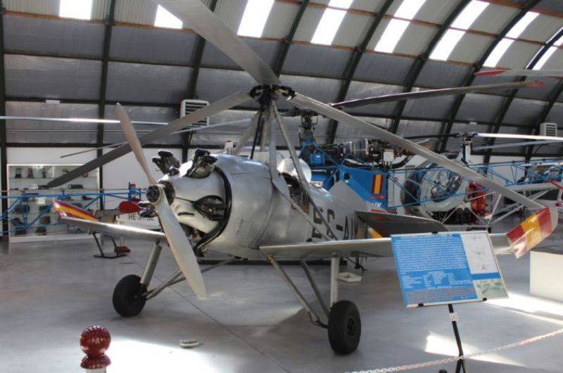 AUTOGIRO LA CIERVA C-19MK-4P. Primera vez en la historia que una aeronave de ala giratoria se utiliz en operaciones militares en los sucesos de Asturias en 1934.