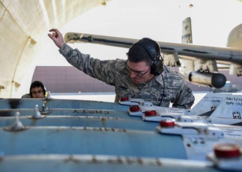 Sargento Nathaniel Awrey dando instrucciones a su compañero el Aviador de Primera Ryan Alquetra Sargento Nathaniel Awrey dando instrucciones a su compañero el Aviador de Primera Ryan Alquetra