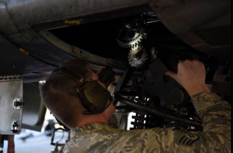 Sargento Nathaniel Awrey comprobando que el cargador de municiones esté asegurado antes de proceder a la recarga de las mismas Sargento Nathaniel Awrey comprobando que el cargador de municiones esté asegurado antes de proceder a la recarga de las mismas