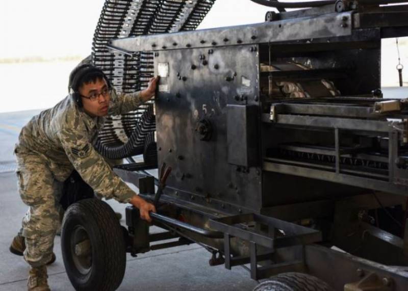 El aviador de primera Ryan Alquetra colocando el cargador de municiones en su lugar para efectuar la recarga de los cartuchos. El aviador de primera Ryan Alquetra colocando el cargador de municiones en su lugar para efectuar la recarga de los cartuchos.