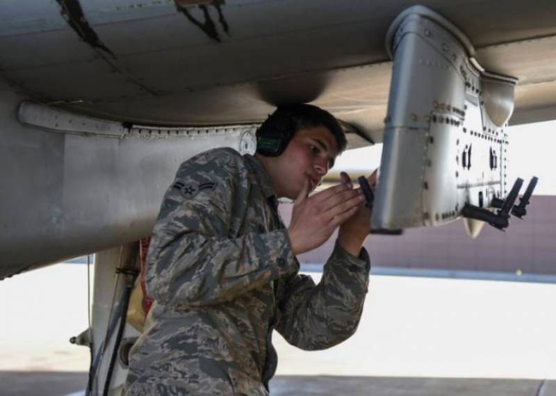 Aviador de Primera Shane Harkness revisando los últimos retoques. Se consiguió este tiempo record, entre otros motivos, a que el avión no paró en ningún momento sus motores. Aviador de Primera Shane Harkness revisando los últimos retoques. Se consiguió este tiempo record, entre otros motivos, a que el avión no paró en ningún momento sus motores.