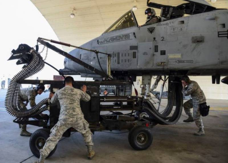 No hay tiempo que perder, el equipo del 51st Mantenaince Group trabaja en perfecta coordinación. No hay tiempo que perder, el equipo del 51st Mantenaince Group trabaja en perfecta coordinación.