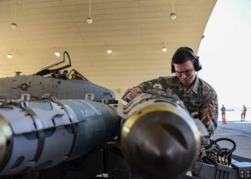 Sargento de la Fuerza Aérea de los Estados Unidos Nathaniel Awrey asegurando la munición. Se pudo cargar todo el arsenal en el tiempo record de una hora. Sargento de la Fuerza Aérea de los Estados Unidos Nathaniel Awrey asegurando la munición. Se pudo cargar todo el arsenal en el tiempo record de una hora.